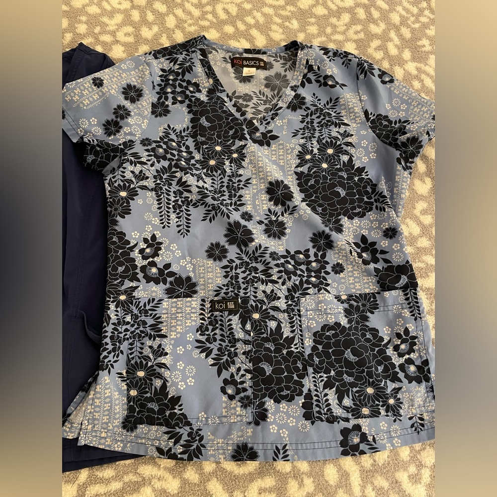 Small Koi flower scrub top. XS scrub jacket willow brand.